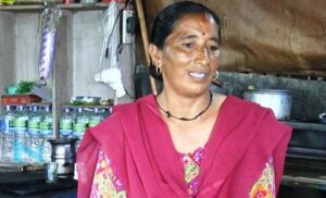 मिसाल : आज भी मंदिर के सामने चाय-बिस्कुट और फूल बेचती हैं सबसे प्रभावशाली CM की बहन..